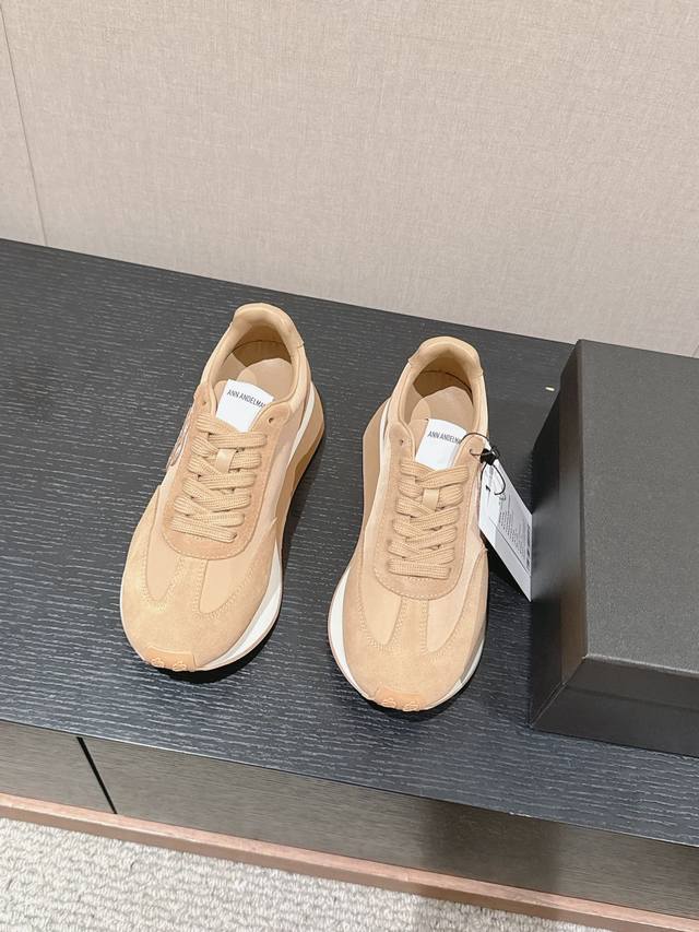顶级品质 Ann Andelman 24Ss New Arrival～ Ann 2024秋冬新款｜厚底休闲鞋 鞋底有一定的厚度，增高效果很不错哦！ 鞋面进口牛京
