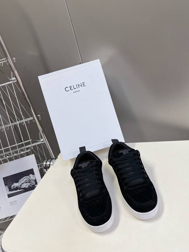 Celine 思琳 春夏走秀款面包鞋 Trainer厚底系列运动鞋、这一季运动休闲鞋无论从楦型的轮廓隔板的拼接都让人耳目一新、前后品牌logo相呼应、大底边位明