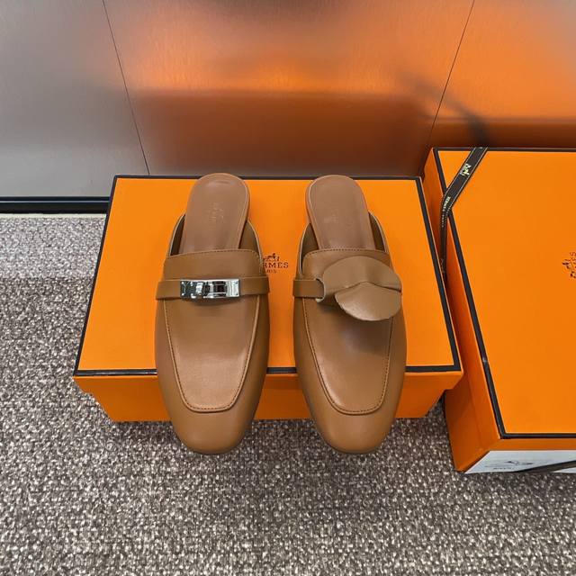 工厂价 爱马仕 Hermes 春夏经典款 Kelly扣 Oz拼色低跟女鞋 H家平底圆头穆勒凉拖鞋 材质：进口小牛皮+水染羊皮水里+意大利真皮大底 跟高：1.5C
