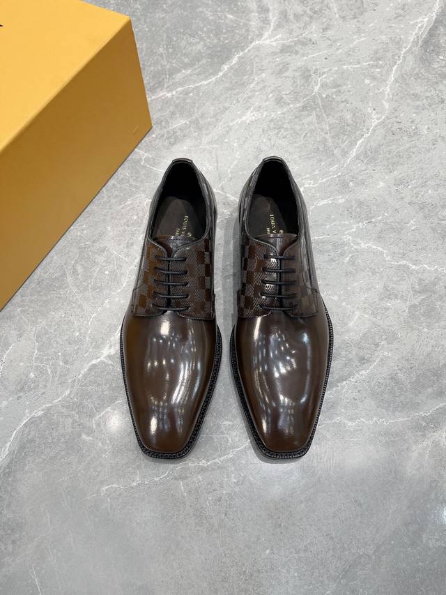 元louis Vuitton Lv 男士经典牛津鞋男士商务正装皮鞋，原版开模，1比1复刻，专为贵族打造 全鞋采用进口意大利牛皮材料，精挑细选，毛孔细腻，富有光泽