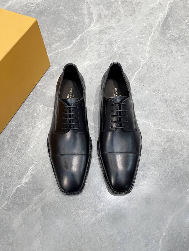 元louis Vuitton Lv 男士经典牛津鞋男士商务正装皮鞋，原版开模，1比1复刻，专为贵族打造 全鞋采用进口意大利牛皮材料，精挑细选，毛孔细腻，富有光泽