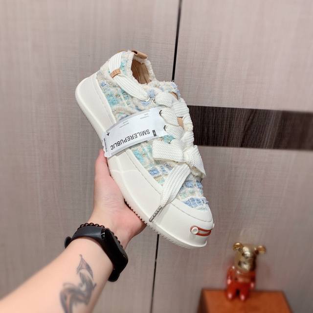 情侣款新款: 厂价: Sm* 最新爆款休闲鞋，顶端品牌奢侈～代购，顶级～质量。鞋面選用进口透气布料搭配材质透气羊皮内里 精细做工。原版个性时尚柔软橡膠耐磨防滑大