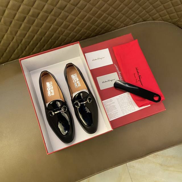 工厂价 ： 顶级货 2023 菲拉格慕.Ferragamo 香港专柜再现传奇.头层牛皮压纹 搭配鞋头时尚设计无限创意.经典中带有时尚的元素.商务风显得更突出 商