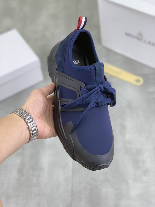 出厂价 实价 Moncler 蒙口、官网同款 高品质男鞋 材料：定制小牛皮 网布透气内里真皮鞋垫 原版开模防滑大底款式类型：男士休闲运动鞋 系带款男鞋系列 欧美