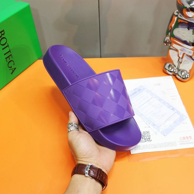 Bv新品情侣装拖鞋 高端精品， 鞋面采用进口精美原版材料工艺， 精细做工， 鞋底超软，休闲宽松舒适型，全套包装，多色可选，码数：34-44， 45，46，47可