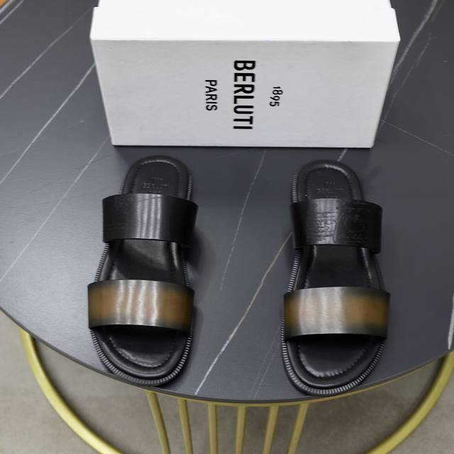出厂价： Berluti 布鲁提 顶级手工上色牛皮男士拖鞋！ 全手工制作！有装饰的sifnos Scritto图纹皮革拖鞋！官！采用进口皮胚古法上色改色处理 鞋