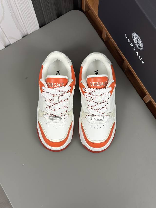 Size:39-44 38.45.46定做 情侣款 Versace Odissea运动鞋 轻盈系带运动鞋，时尚充满活力，采用橡胶鞋底和穿孔鞋头设计，鞋面饰有gr