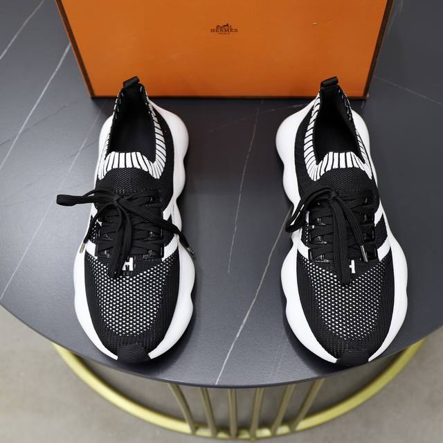 出厂价： Hermes 爱马仕 -高端品质 原单 -鞋面：品牌图腾飞织布匹、注塑品牌鸡眼 -内里：垫脚；水染牛皮 -大底：Tpu发泡 双色成型大底 -超高品控