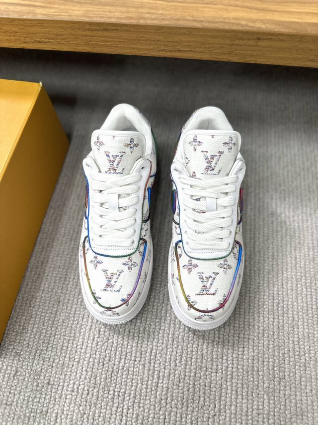 Lv 路易威登、高端奢品，官网专柜同步、经典休闲鞋，鞋面：进口原版彩色面料材质打造，鞋舌饰有lv字母，搭配原版大底。舒适耐穿，做工精细、实物拍摄 Size：39