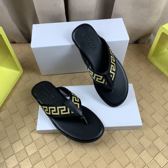工厂价 新款上架 Versace 范思哲经典爆款时尚休闲拖鞋官网原版1:1开模原单品质，做工精细采用头层意大利进口牛皮，纯手工制作，彰显低调奢华橡胶耐磨防滑大底