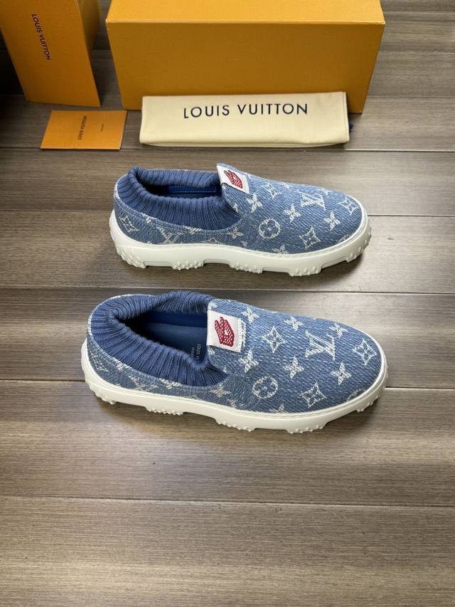 Louis Vuitton 路易威登 -高端品质 原单 -鞋面：品牌图腾布匹、鞋口针织弹力布匹、品牌鞋舌品牌logo -内里：帆布布匹 -大底：超轻tpu 发泡