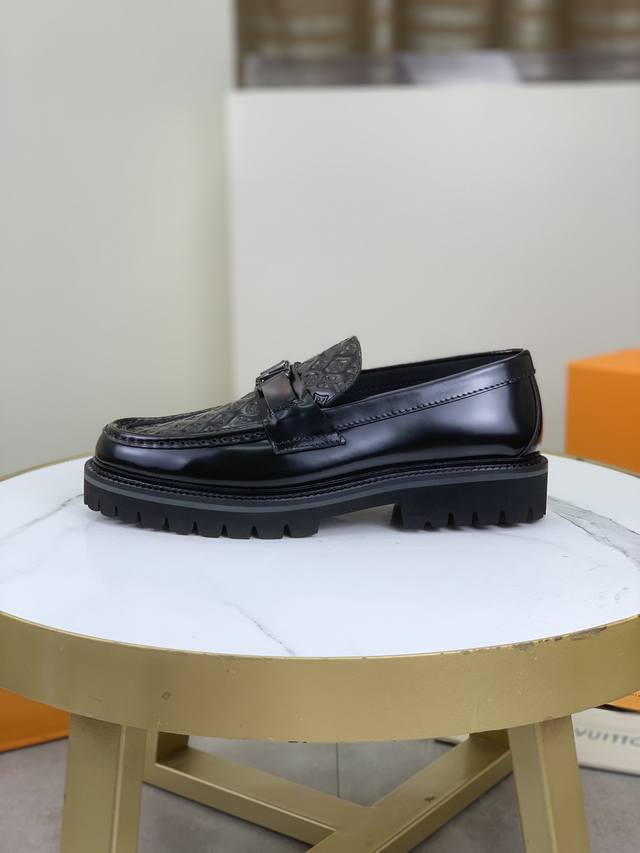 工厂价 顶级品质 Louls Vultton 路易威登商务皮鞋，1:1顶级代购品质，鞋面进口精选原版开边珠小牛皮，内里垫脚均用进口原版水染牛皮，进口原版订制意大