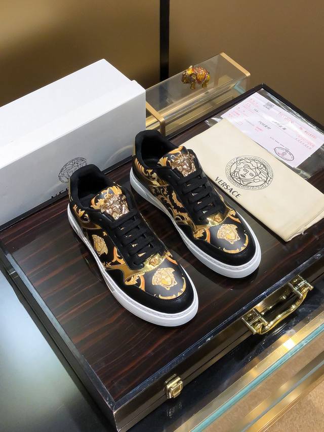 商品名称：Versace 范思哲 正规码数: 38-44 休闲鞋 商品材料：精选 牛皮鞋面，柔软羊皮内里；原厂大底。