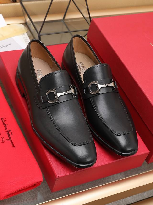 工厂 Ferragamo 最新高端顶端品牌奢侈～代购，顶级～质量。新時尚商务男鞋鞋面選用原版小牛皮牛皮内里，精细做工。原版个性时尚柔软组合耐磨防滑大底，上脚轻巧