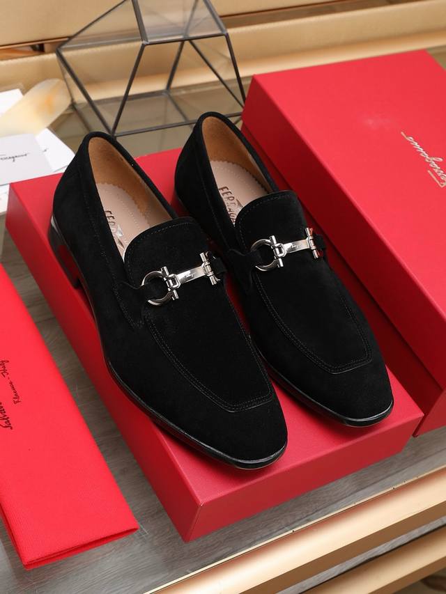 工厂 Ferragamo 最新高端顶端品牌奢侈～代购，顶级～质量。新時尚商务男鞋鞋面選用原版返绒牛皮牛皮内里，精细做工。原版个性时尚柔软组合耐磨防滑大底，上脚轻