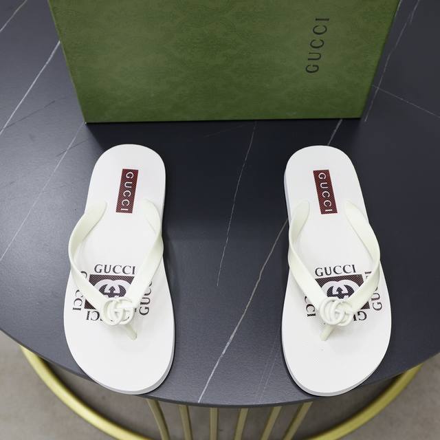 出厂价: 品牌：古奇gucci 码数：38–44 45定制 等级：专柜 原单 材料：原版鞋面 耐磨轻便柔软舒适大底 款式类别：夏季夹脚款拖鞋 年轻时尚 脚感舒适