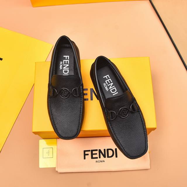出厂价 Fendi 芬迪 2024年新米兰男时装懒人走秀款时尚休闲豆豆鞋 进口小牛皮面料 超滑质感 吸汗透气 ， 羊皮内里 。鞋身金属logo美杜莎头像不规则头