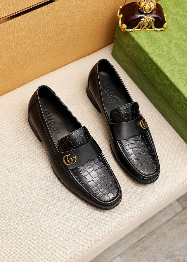 商品商标：Gucci 古驰 休闲皮鞋 正码码数: 38-44 45订制 商品材料：精选 进口头层小牛皮压花鞋面+奢华五金扣，进口水染牛皮内里。强烈立体视觉效果，
