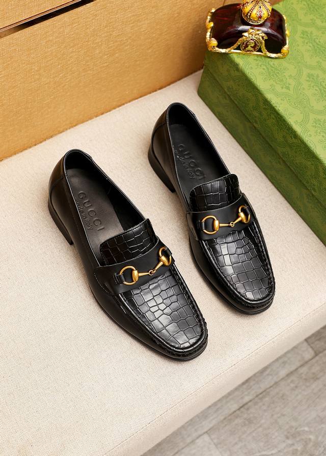 商品商标：Gucci 古驰 休闲皮鞋 正码码数: 38-44 45订制 商品材料：精选 进口头层小牛皮压花鞋面+奢华五金扣，进口水染牛皮内里。强烈立体视觉效果，