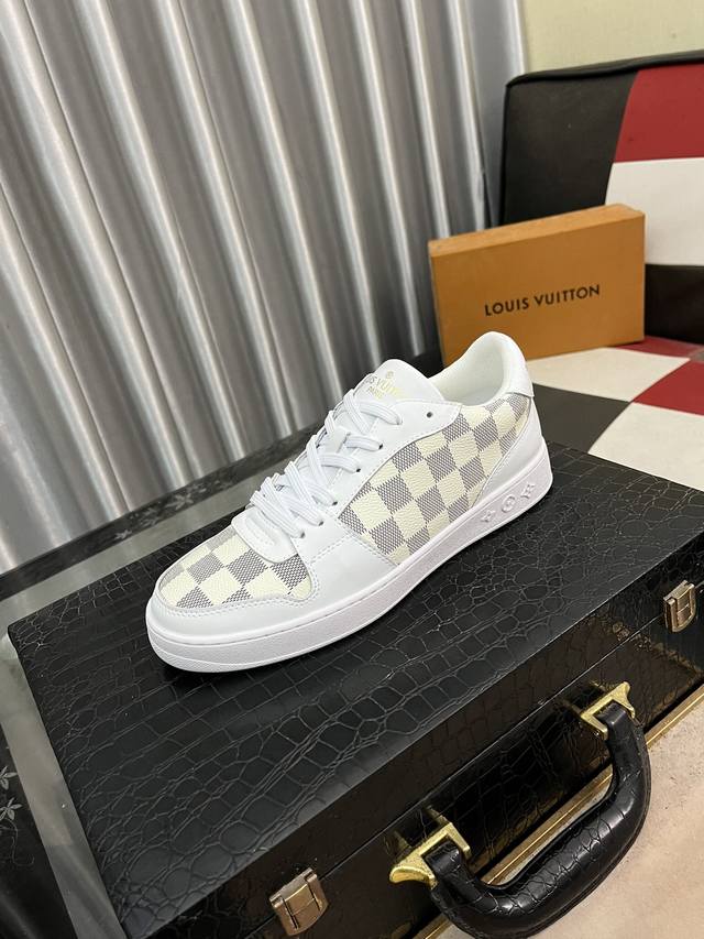 出厂价： Lv 路易威登。最新潮鞋休闲鞋实体店爆款38-44码。 新品春夏季舒适进口定制原版牛皮，独特提花面料元素设计。搭配羊皮内里，Lv原版底，高端包装高品质