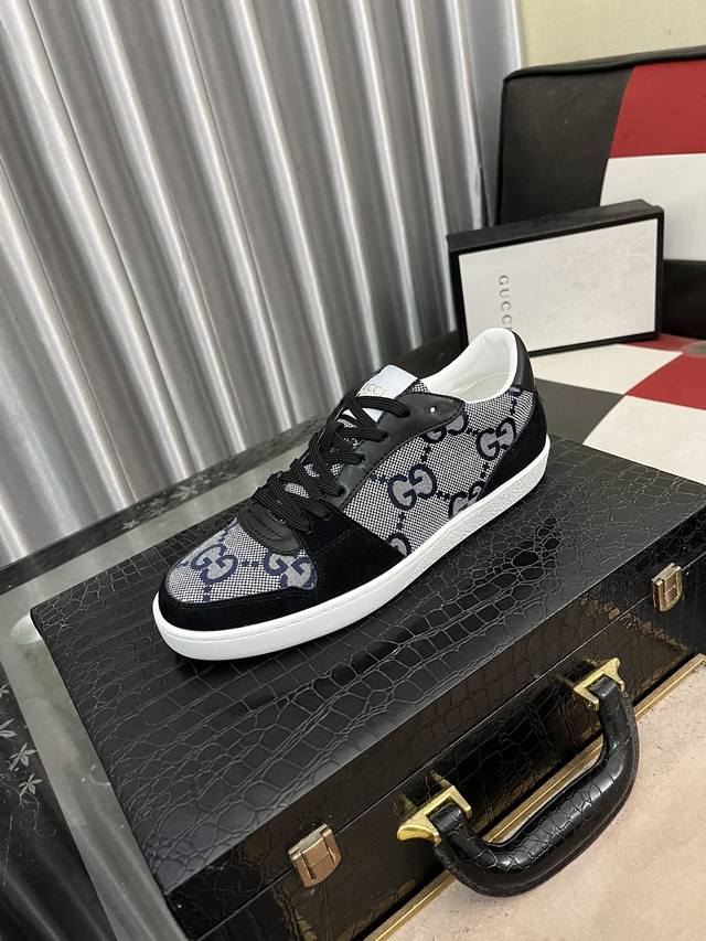 出厂价： Gucci 古奇 最 2024新款精心打造，引爆全场！不断创新的国际品牌 此款男士四季运动休闲鞋，原版版本，鞋面采用全皮面料 ，皮垫脚真爆超轻大底，透
