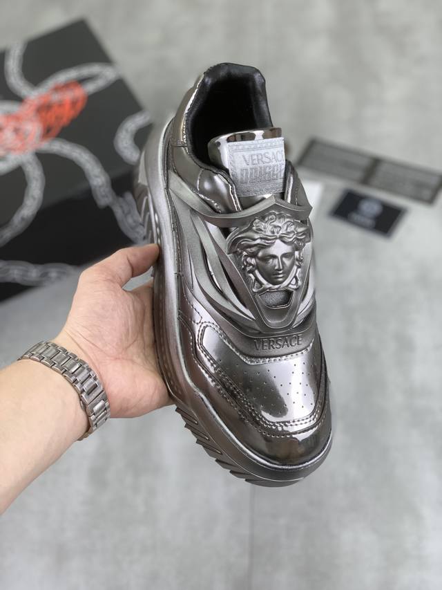 出厂价 实价 Versace 范思哲 正品代购级别，进口原版料，进口原版透气网布面料，拼接牛皮面，进口透气网布内里，时尚滴胶logo胶片搭配，印花图案垫脚，运动