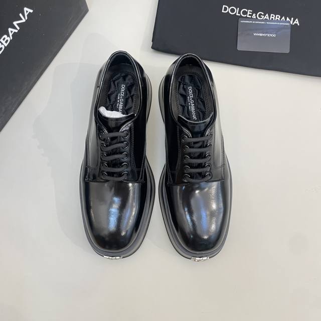 售 价: 高端品质 商品商标：Dg* 杜嘉班* 皮鞋 正码码数: 40-46 可订做39码 商品材料：鞋面进口牛皮，牛皮内里，原版组合大底。 编 号：799