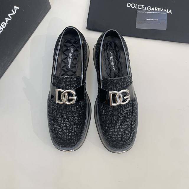 售 价: 高端品质 商品商标：Dg* 杜嘉班* 皮鞋 正码码数: 40-46 可订做39码 商品材料：鞋面进口牛皮，牛皮内里，原版组合大底。 编 号：799