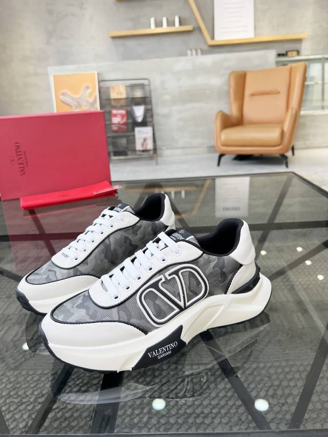 H 顶级代购 华 炸街男神运动鞋新品，经反复试验终打造出完美版本，经典的华伦家高超拼接工艺技术瞬间成为高富帅，意大利进口原版牛皮搭配透气网布面料，柔软舒适网布内