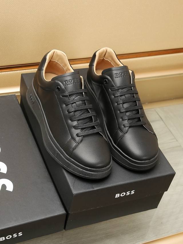 Boss 新款男仕运动鞋 知名运动品牌新款隆重上市 以奢华高端设计出货 鞋面采用原版牛皮制作 羊皮垫脚 叠层设计鞋面线条感层次分明，轻质橡胶大底。轻奢风格，简约