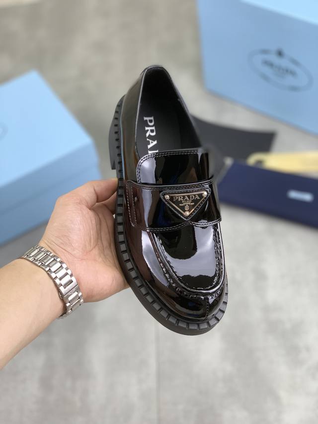 工厂价 实价 顶级原单 品牌：Prada 普拉达 官网同款 材料：原版牛皮面 牛皮内里 原版耐磨柔软大底 款式类别：商务休闲皮鞋 年轻时尚 欧美潮流 英伦风格