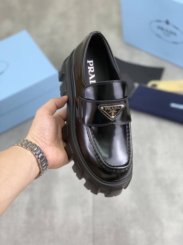 工厂价 实价 顶级原单 品牌：Prada 普拉达 官网同款 材料：原版牛皮面 牛皮内里 原版耐磨柔软大底 款式类别：商务休闲皮鞋 年轻时尚 欧美潮流 英伦风格