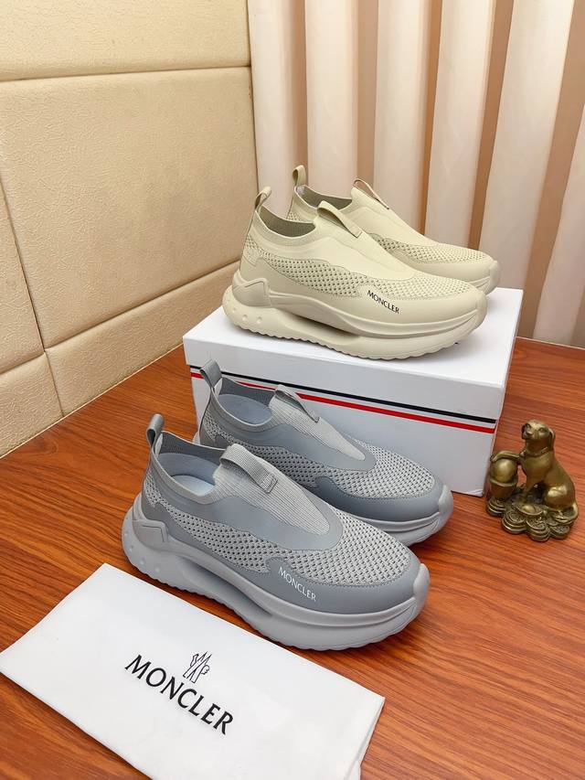 实价： Moncler 蒙口、官网同款 高品质男鞋 材料：定制小牛皮 网布透气内里真皮鞋垫 原版开模防滑大底款式类型：男士休闲运动鞋 系带款男鞋系列 欧美潮流风