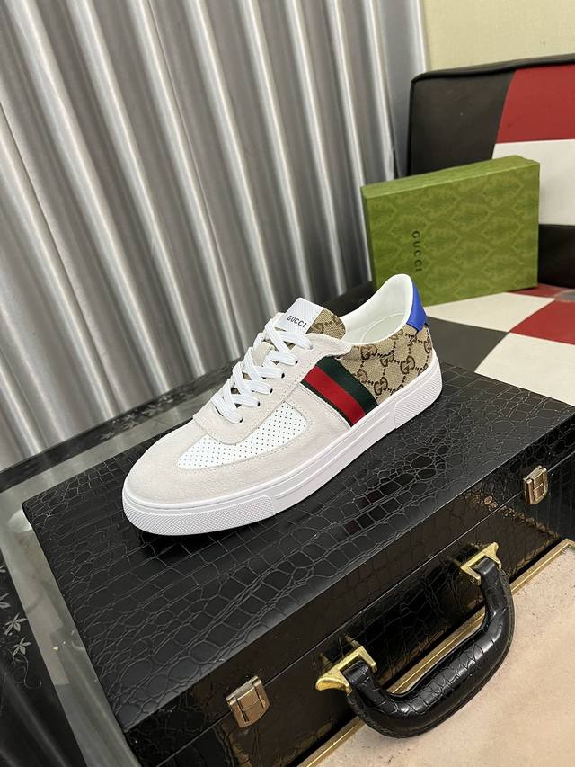 出厂价： 古奇gucci* 最新爆款休闲鞋，顶端品牌奢侈～代购，顶级～质量。鞋面選用进口透气织网搭配材质透气运动内里 精细做工。原版个性时尚柔软橡膠耐磨大底，码