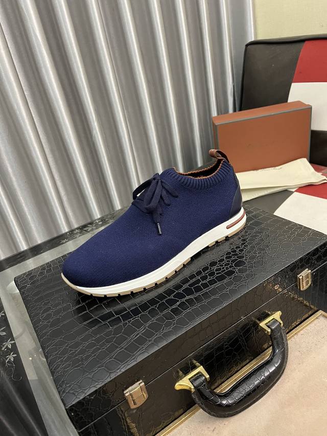 出厂价： Lp新品 Loro Pian* 这款运动鞋鞋面采用 Wish 双层针织以专门工艺制成 罗纹松紧带鞋口搭配 Kummel 色饰边 白色鞋外底，配 Kum
