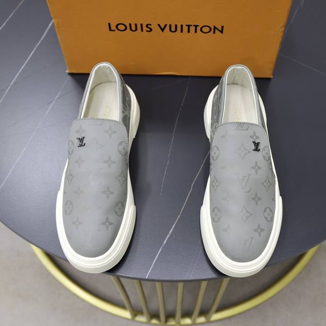 出厂价： 品牌：Lv路易威登 标准码：38–44 45定制 等级：官网同款 材料：原版品牌防水面料 加厚羊皮内里 轻便柔软耐磨大底 款式类别：男士时尚休闲鞋 尊