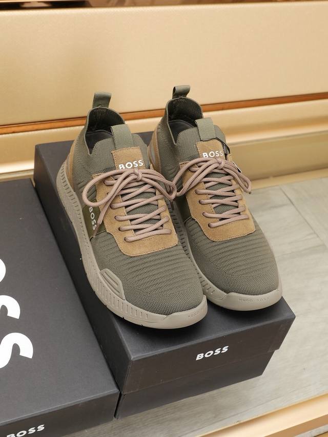 工厂 Boss 新款男仕运动鞋 知名运动品牌新款隆重上市 以奢华高端设计出货 鞋面选用原版透气飞织制作 羊皮垫脚 叠层设计鞋面线条感层次分明，轻质橡胶大底。轻奢