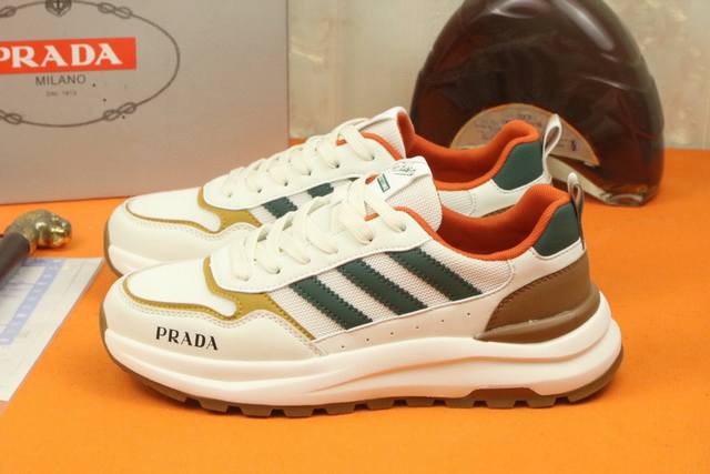 工厂价 高品质 Prada 普拉达新款上市著名奢侈品牌，专柜同步更新，意大利男鞋时尚杂志季刊封面主推款！鞋面采用意大利进口牛皮搭配透气网布面料制作，透气网布内里