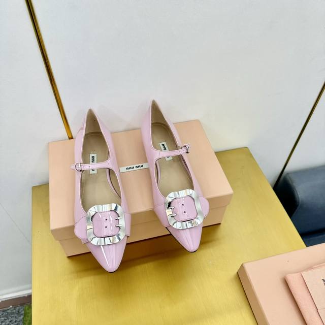 Miumiu 缪缪尖头方扣玛丽珍单鞋 这双不能错过年度最火单品 必入款 原版定制开边珠牛皮 原版定染漆皮 羊皮内里 原版真皮大底 码数 35-40 40定做不退