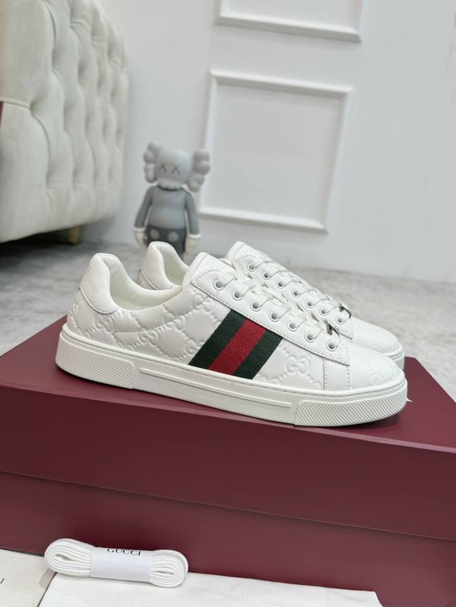 女 35 40 男 38 44 Gucci 休闲鞋 夏秋爆款推荐，原版鞋底、原版面料、原版套楦工艺一比一折骨复刻！舒适追求极致！ 面料：意大利进口头层牛皮 内里