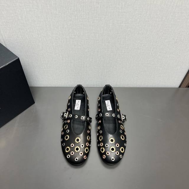 出厂 独家顶级版本 小众alaia 2024Vs春季单鞋系列 复古横带单鞋 一双完美取代小白鞋的新型时尚芭蕾鞋，配上不同款式，不同风格都能轻松驾驭，无论牛仔裤，