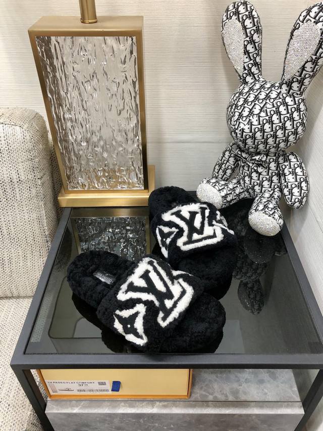 出厂价 高端品质 L.V 今年秋冬最火羊毛拖、爆款来袭、现货发售 顶级 品质、完美细节、市场最高版本、你值 拥 :Lvu 原版高密度防滑加厚橡胶大底 进口皮毛一