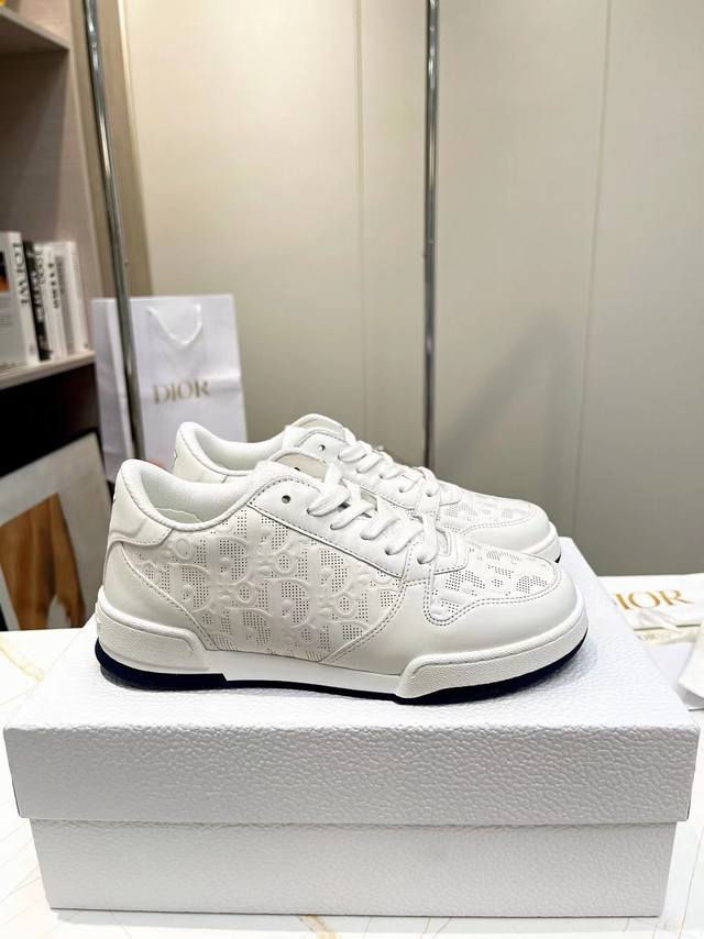 春季walk ‘N’Dior刺绣休闲鞋，釆用白色和金色牛皮精心制作，搭配印花效果镂空镶片，Tpu大底，鞋舌和鞋带采用christian Dior标志装饰。 混种