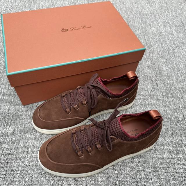L 家新品 Loro Pian* 诺悠*翩雅 Soho Walk 男士运动鞋 这款休闲鞋懒人运动鞋由轻微填充的小牛皮制成。质地轻盈，柔软舒适，鞋口与鞋舌处搭配高