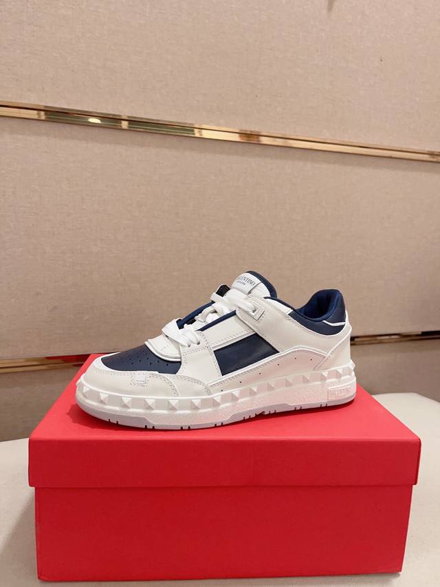 工厂价 Valentl华伦天奴 顶尖工艺 华伦天奴，时尚休闲运动款，多元素拼色！纯正高品质可1：1比较！面料：原版小牛皮 再生尼龙！内里：小羊皮附垫！质感、舒适