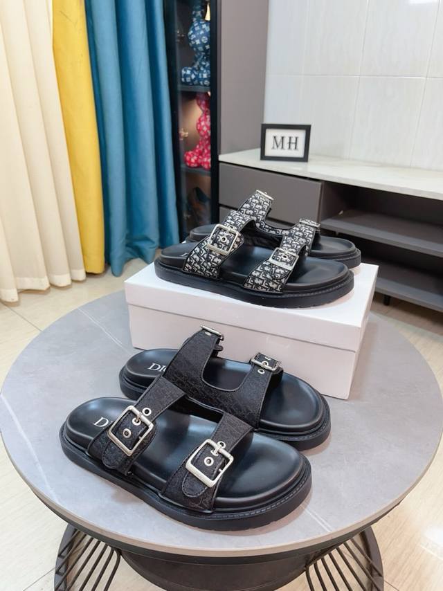 出厂价 Dior 迪奥高端精品男士春夏凉拖鞋！进口原版牛皮，搭配提花帆布面料，鞋身搭配独特的织带，精致的胶扣logo，精致奢华，超a级别！版型对比专柜正品，柔软