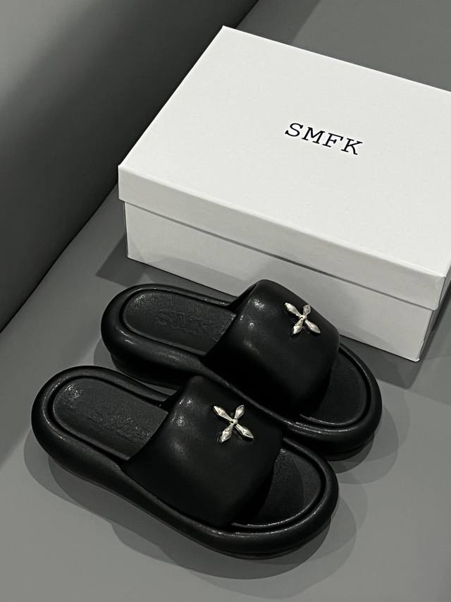 橙子出厂价 SMFK 2024新款 十字花系列面包拖鞋 厚底凉拖 抢先首发，上脚萌到我了，非常可爱，简单百搭的极简风国潮，新作继承了诸多品牌制胜的流行元素，势必