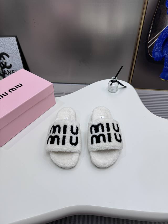 橙子出厂价 MiuMiu 缪缪 2024秋冬新款毛毛拖鞋 欧美名媛 明星 网红girl 大爱款 ，冰岛进口羊毛 单色羊毛蓬松柔软 亲肤柔软冬季必备款 富有时尚元