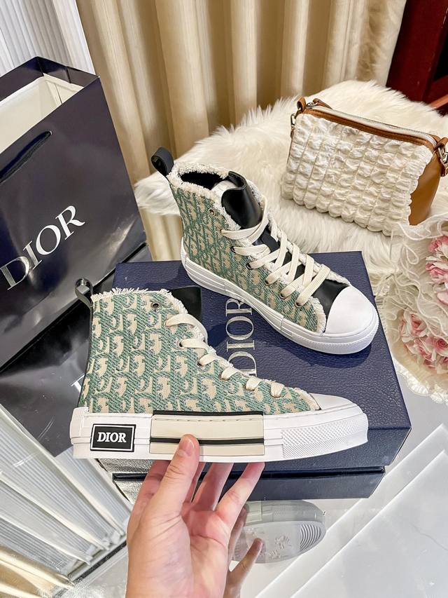 橙子出厂价 Dior 迪奥新款 B23系列 字母印花帆布鞋 休闲高帮运动鞋 情侣款 采用印花图案，设计自推出以来即成为迪奥的经典标志，并以新颖的比例重新演绎，经
