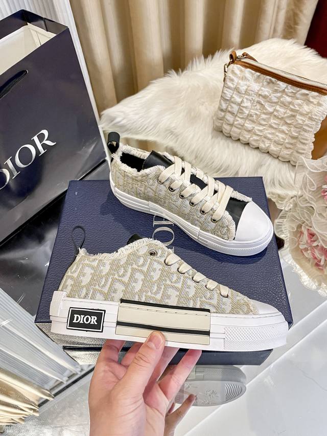 橙子出厂价 Dior 迪奥新款 B23系列 字母印花帆布鞋 休闲低帮运动鞋 情侣款 采用印花图案，设计自推出以来即成为迪奥的经典标志，并以新颖的比例重新演绎，经